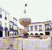 En la fuente de las Puertas de Moura permanece un encantador dise�o renacentista realizado por Diogo de Torralva, en 1556.
