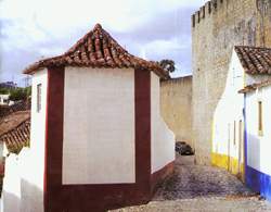 Casas encaladas con franjas de colores se encuentran entre la arquitectura alentejana. 