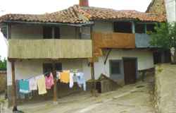 Las casas con corredor, como las de Riello, forman parte de la arquitectura de la comarca.