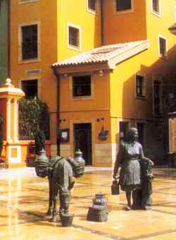 "La Lechera", de Manuel Linares (Plaza de Trascorrales). 