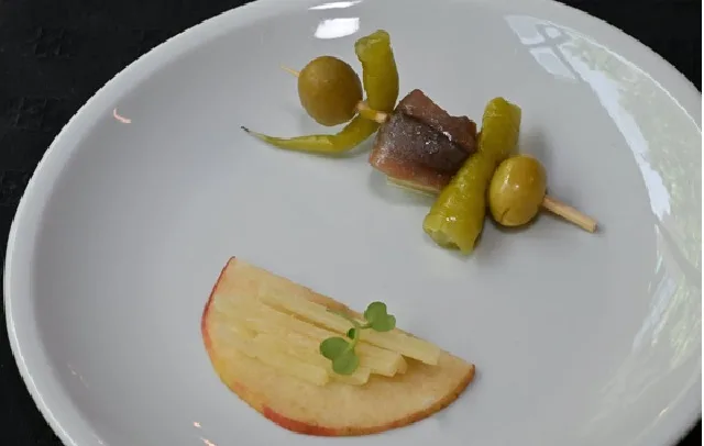 Gilda con manzana